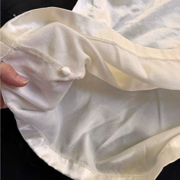 Vintage 80s Elegant White Satin nightgown with Lace Collar - Picture 6 of 6